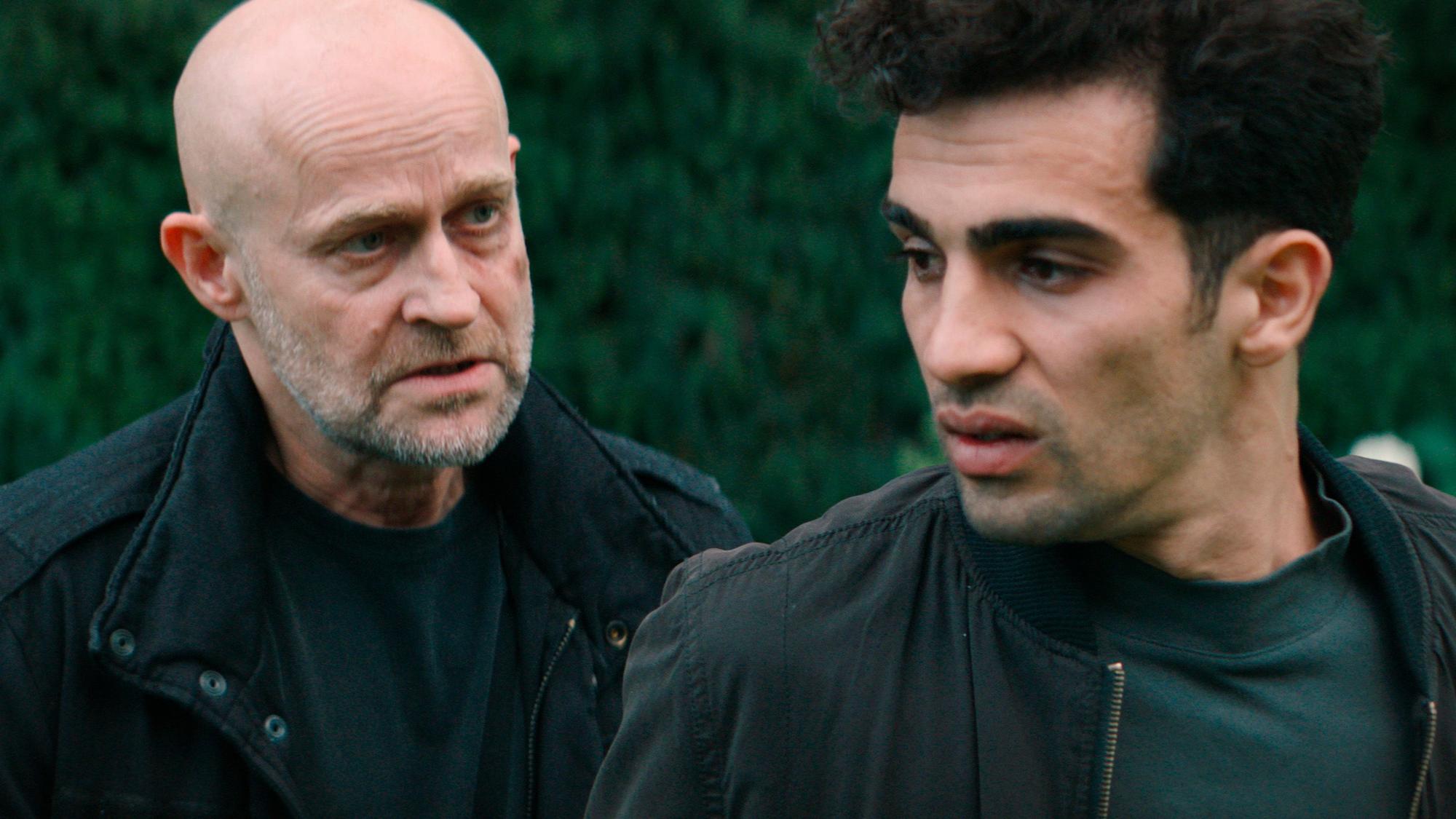 Gabriel (Jürgen Vogel) bittet Raza (Ivar Wafaei) um einen Vertrauensvorschuss.