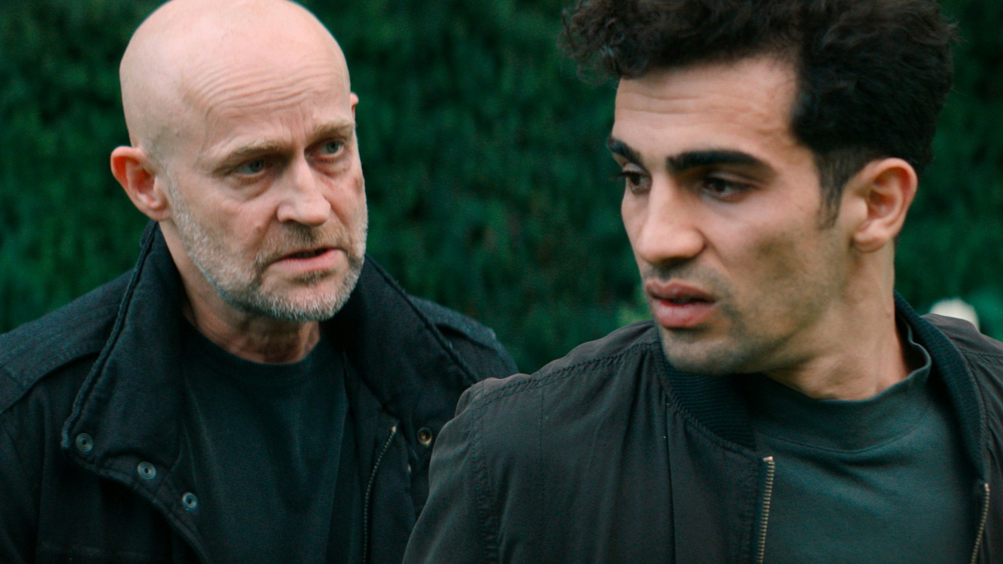 Gabriel (Jürgen Vogel) bittet Raza (Ivar Wafaei) um einen Vertrauensvorschuss.