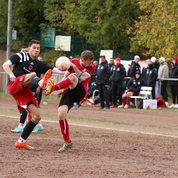 Zwei Fußballer kämpfen auf dem Aschenplatz im Eifelstadion in Mechernich um den Ball.