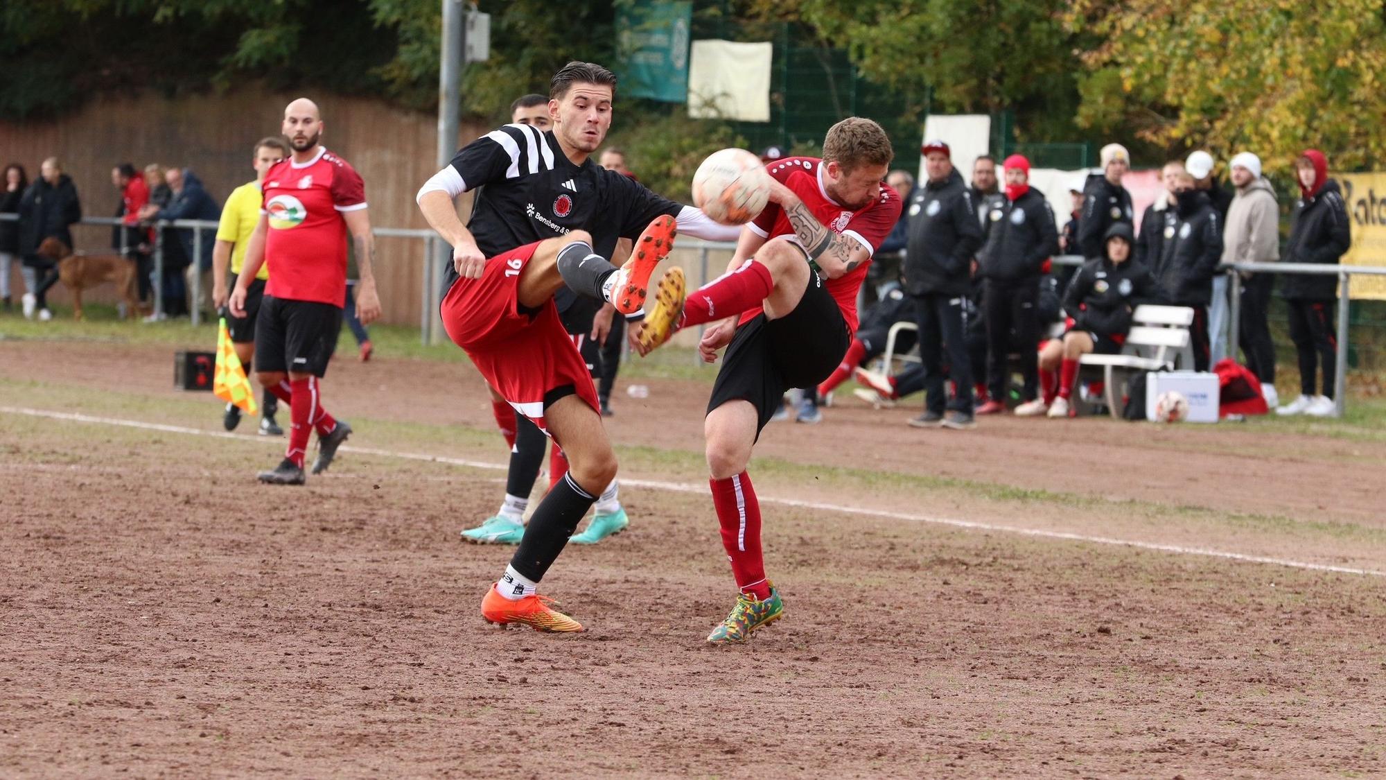 Zwei Fußballer kämpfen auf dem Aschenplatz im Eifelstadion in Mechernich um den Ball.