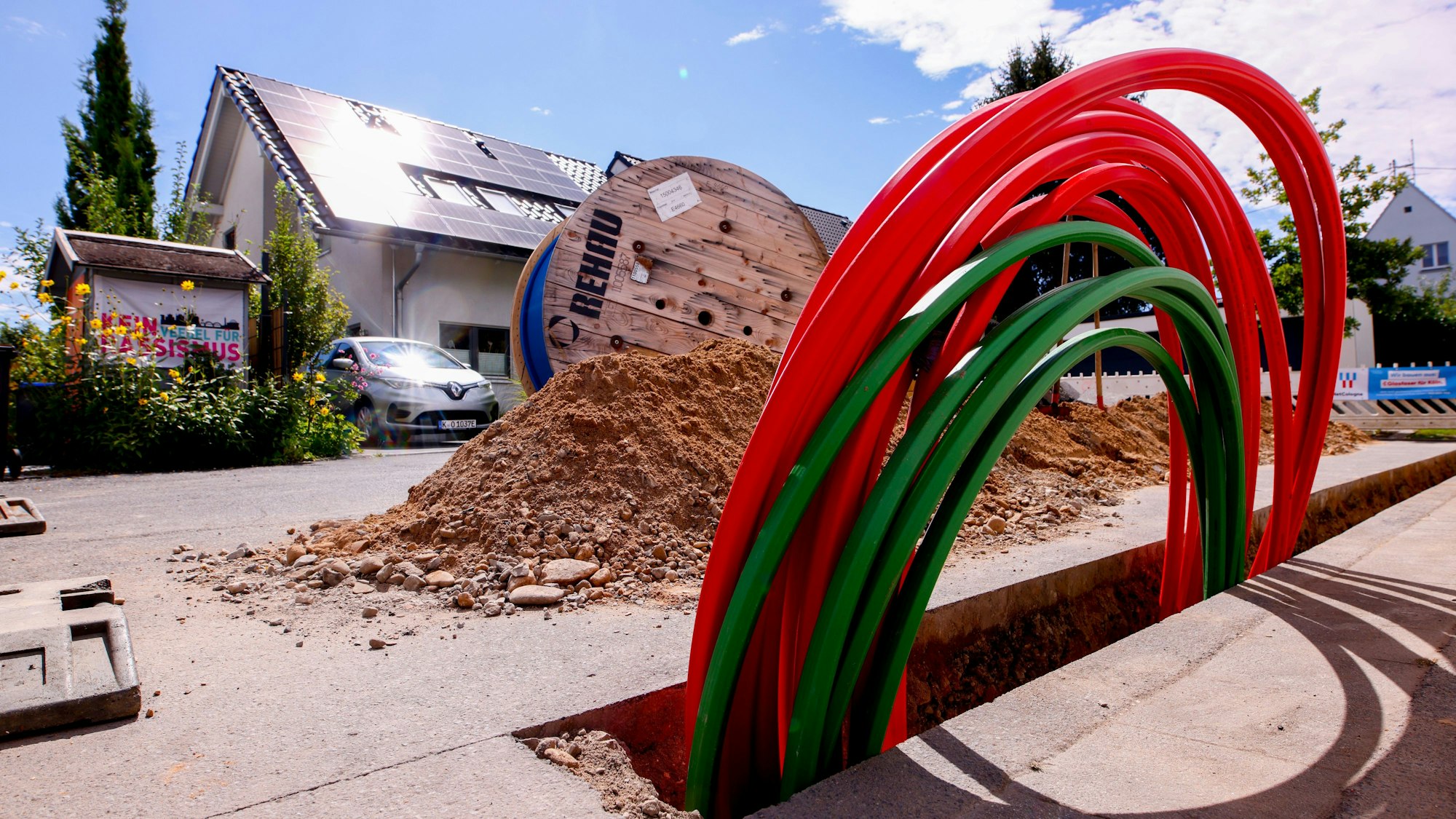 Bauarbeiten zum Glasfaserausbau von NetCologne in Köln Sürth.