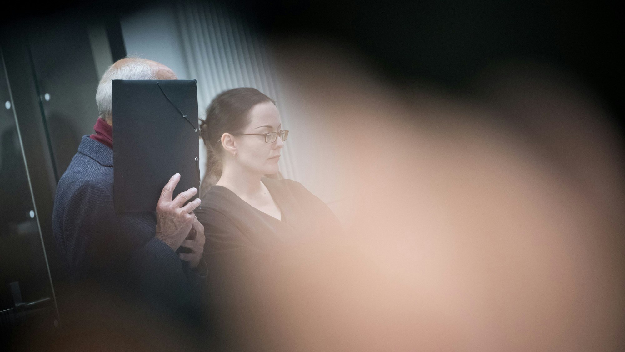 14.10.2024, Berlin: Der Angeklagte (l) steht vor der Verkündung des Urteils im Prozess gegen den Ex-Stasi-Mitarbeiter wegen Mordes vor dem Landgericht. Der heute 80-Jährige aus Leipzig soll 1974 einen polnischen Staatsbürger am damaligen Grenzübergang Bahnhof Berlin-Friedrichstraße heimtückisch erschossen haben.