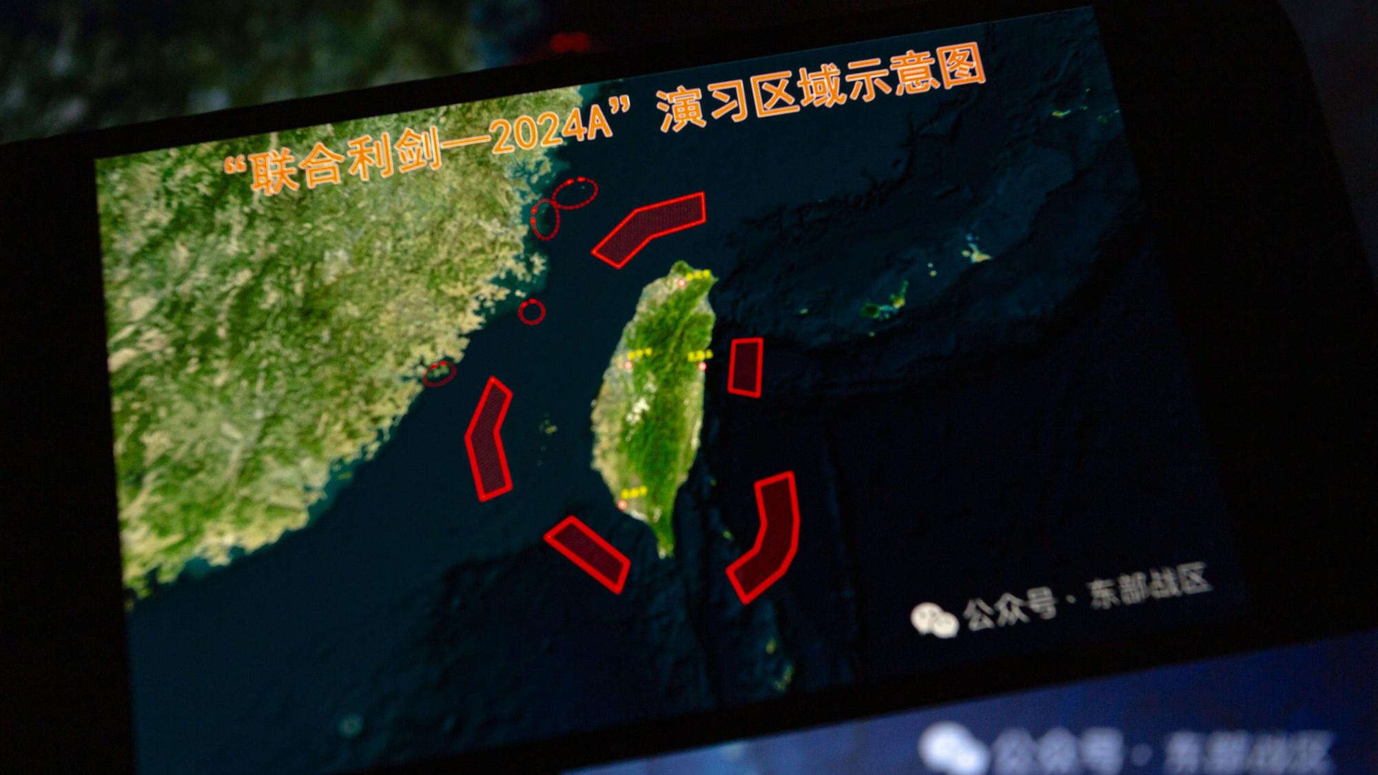 ARCHIV - 23.05.2024, Paraguay, Asunción: Auf einem Smartphone wird im Mai eine Karte mit Standorten der Militärübungen rund um Taiwan angezeigt.