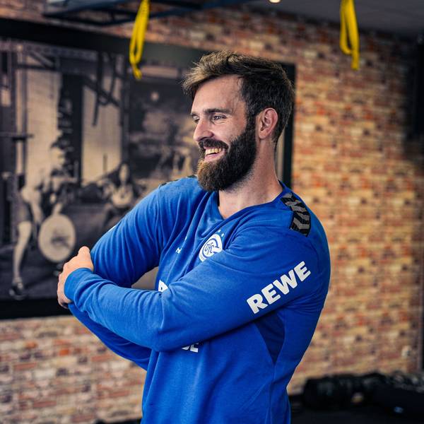 Teitur Einarsson deht seinen rechten Arm.