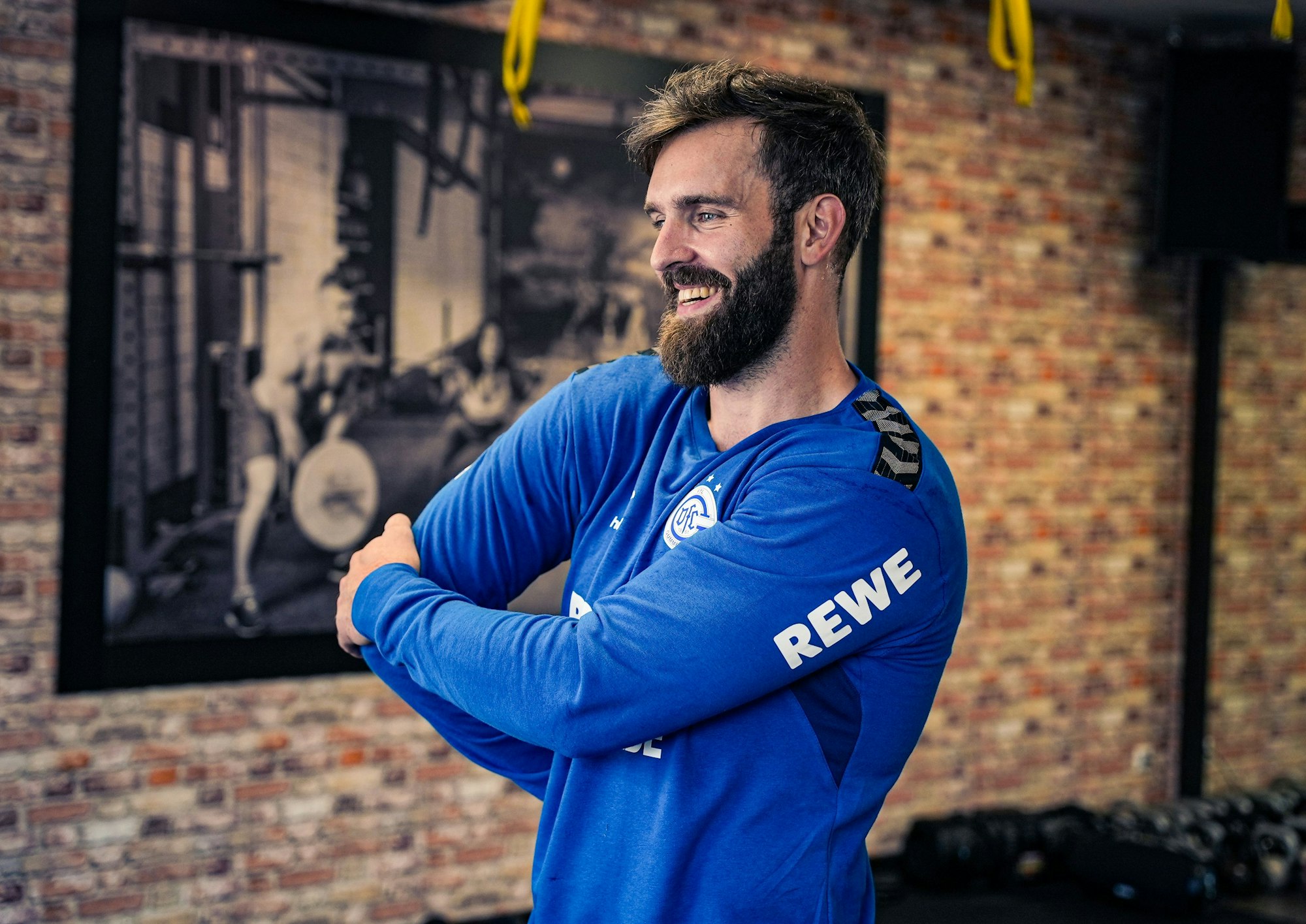 Teitur Einarsson deht seinen rechten Arm.