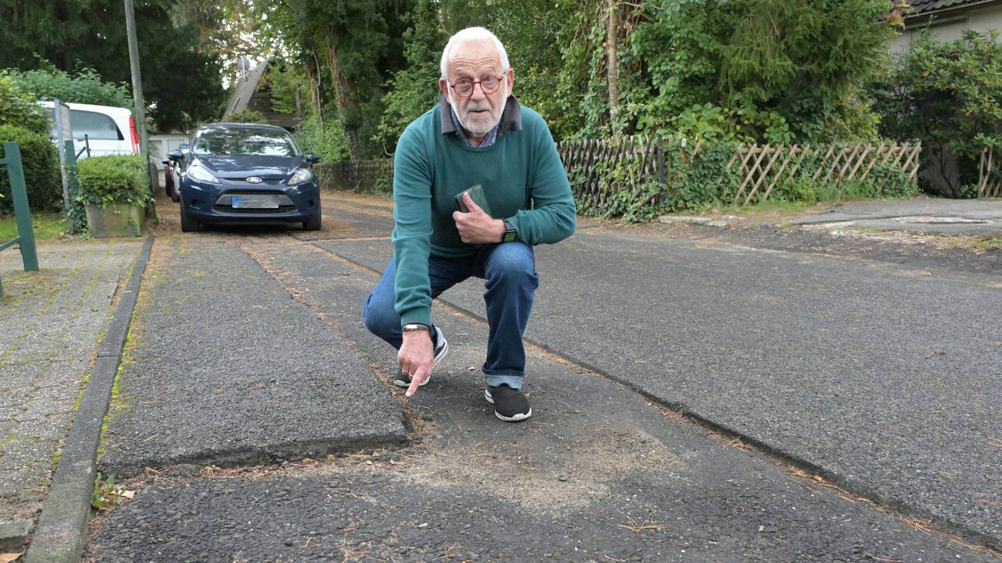 Eine der vielen kritisierten Stolperkanten nach dem Ausbau für das Glasfaserkabel.