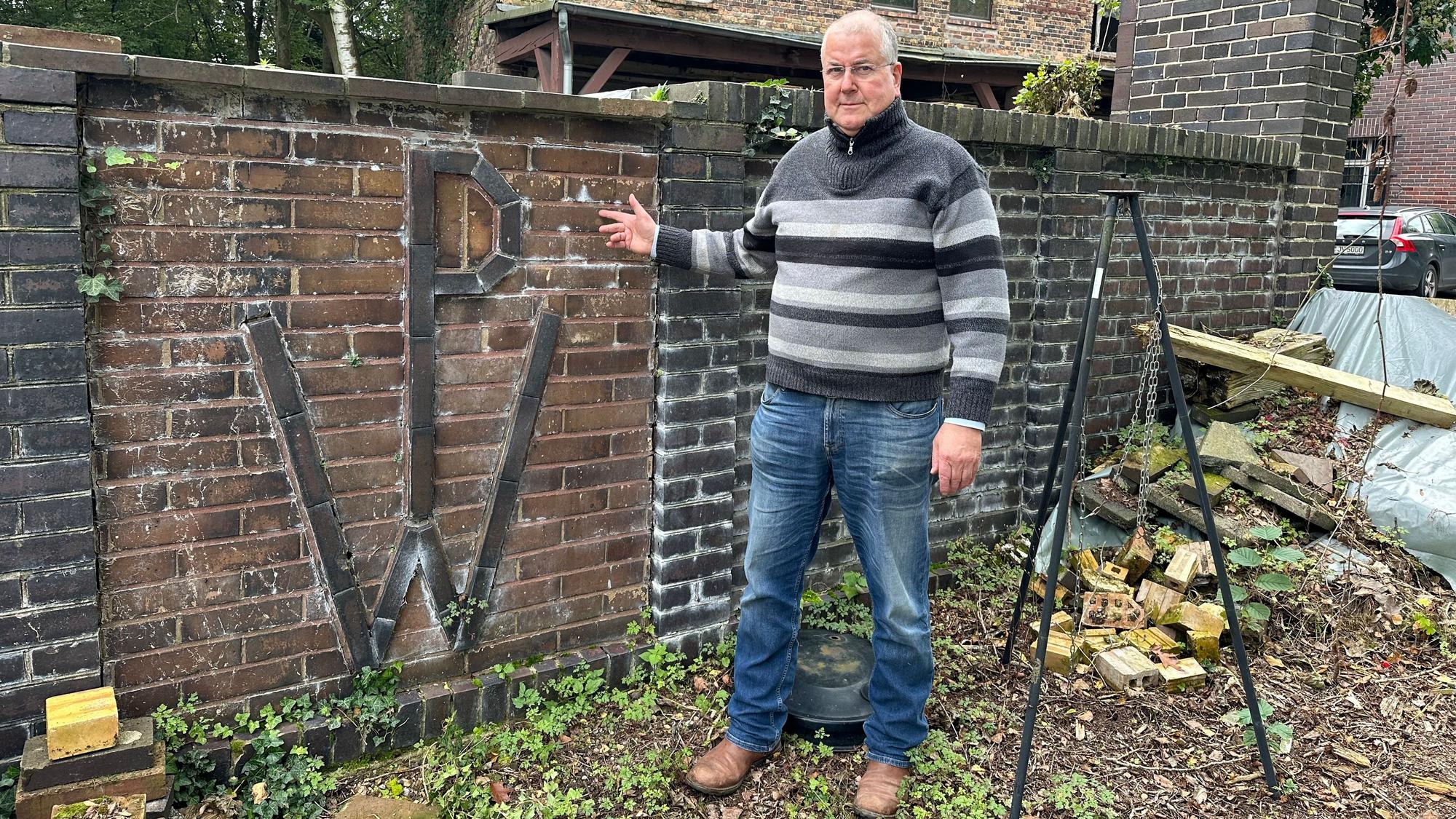 Das Pleistalwerk zerfällt langsam. Heinrich Geerlings zeigt die Mauer mit den Initialen des Werkes.