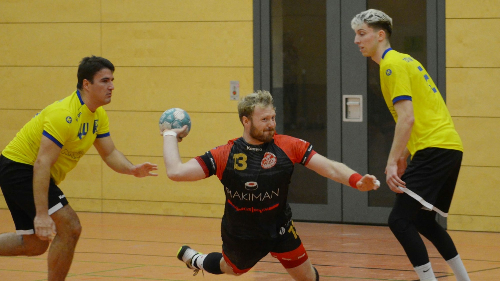 Lönenbach setzt zum Torwurf an, zwei Gegenspieler können ihm nur hinterherschauen.