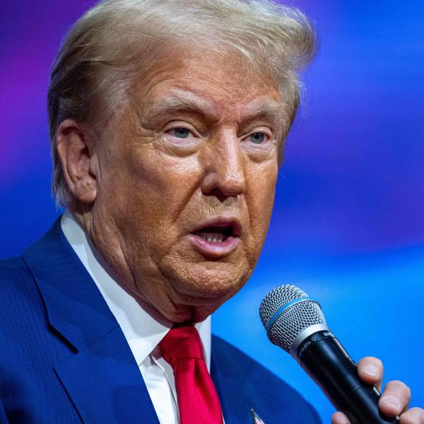 Donald Trump bei seinem Auftritt in Pennsylvania. Nach zwei Zwischenfällen stand der Republikaner 39 Minuten lang auf der Bühne und ließ Musik abspielen.
