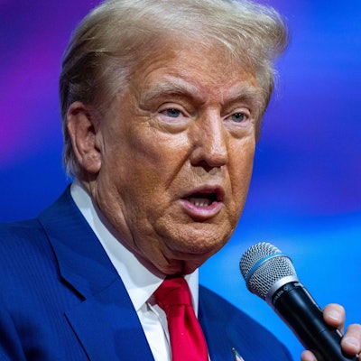 Donald Trump bei seinem Auftritt in Pennsylvania. Nach zwei Zwischenfällen stand der Republikaner 39 Minuten lang auf der Bühne und ließ Musik abspielen.