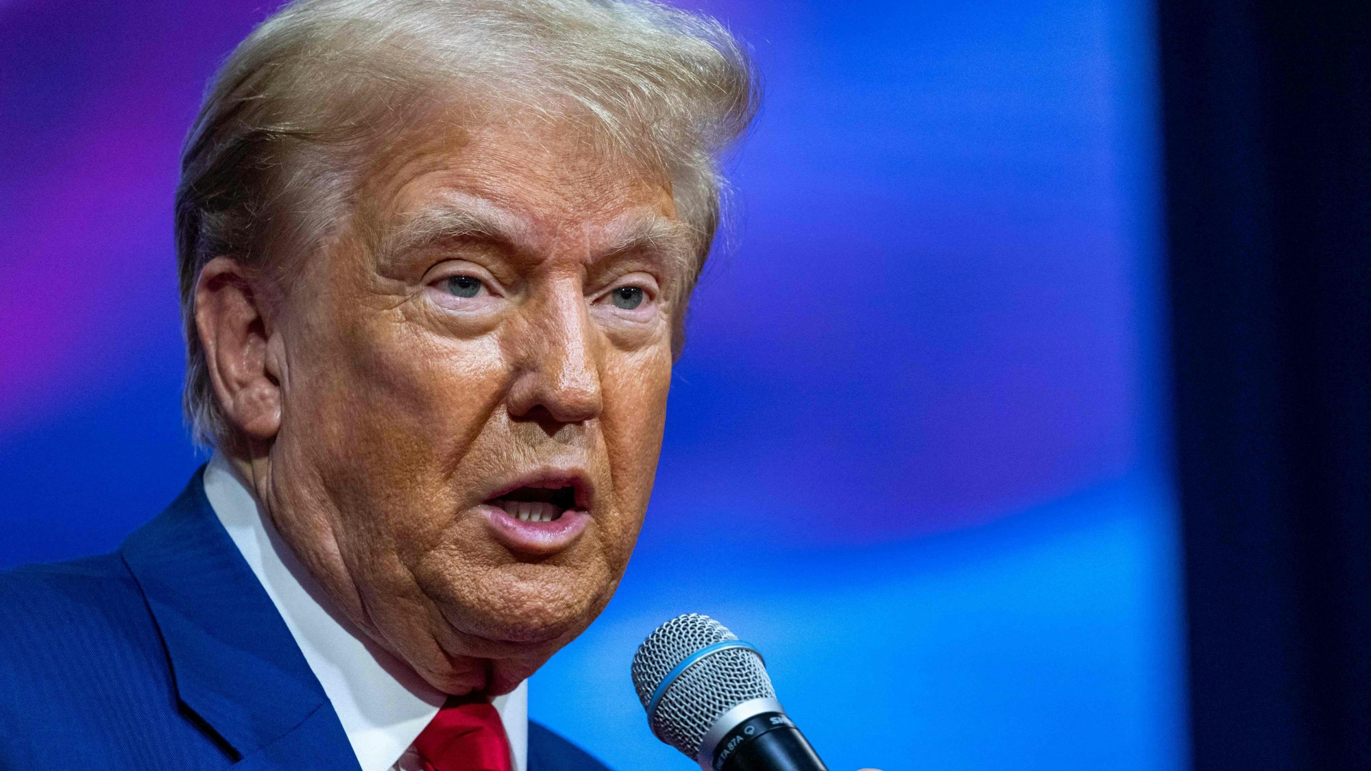 Donald Trump bei seinem Auftritt in Pennsylvania. Nach zwei Zwischenfällen stand der Republikaner 39 Minuten lang auf der Bühne und ließ Musik abspielen.