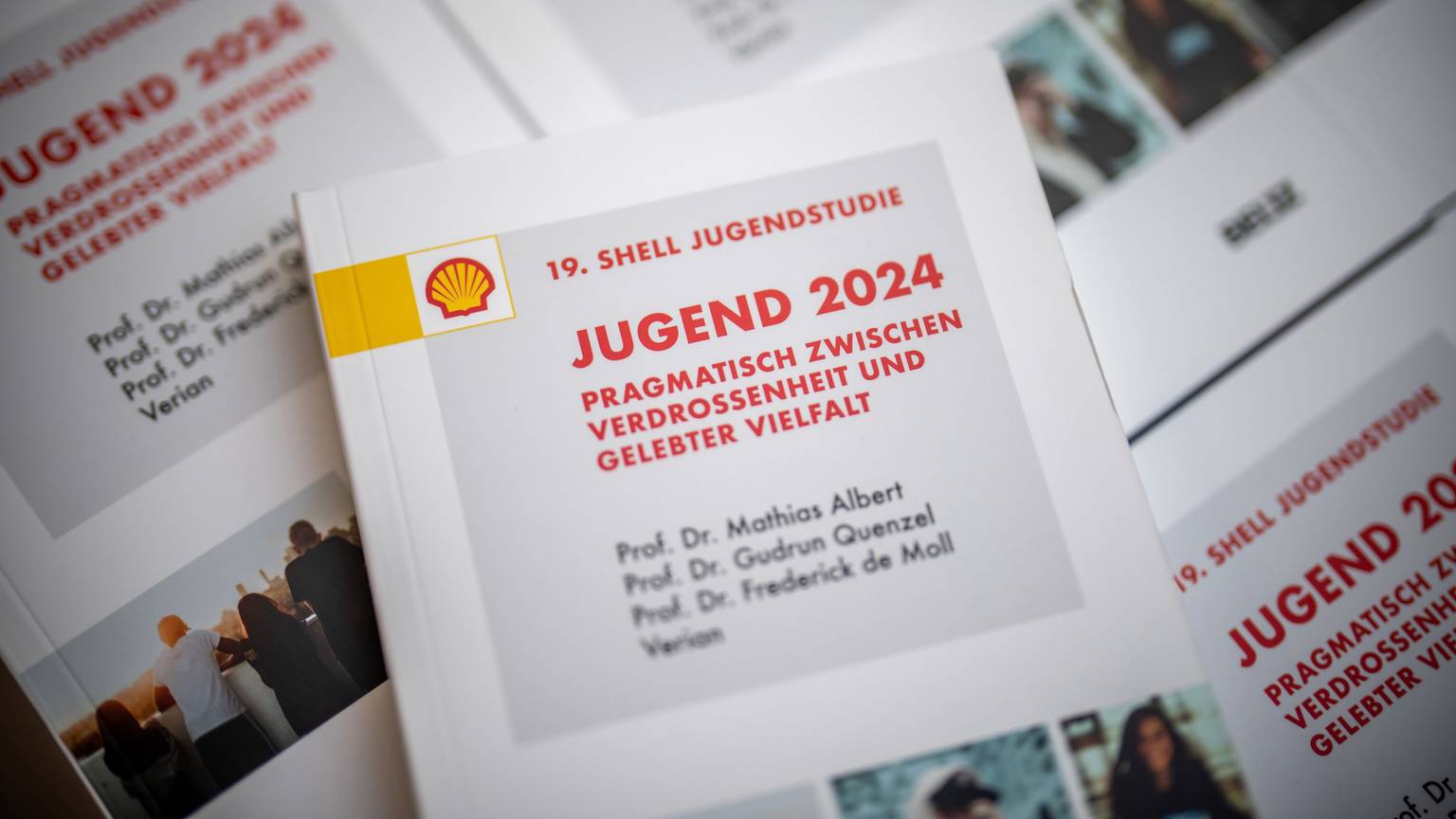 15.10.2024, Berlin: Das Cover der gedruckten Shell Jugendstudie 2024, aufgenommen bei der Vorstellung der 19. Shell Jugendstudie auf der Bundespressekonferenz.
