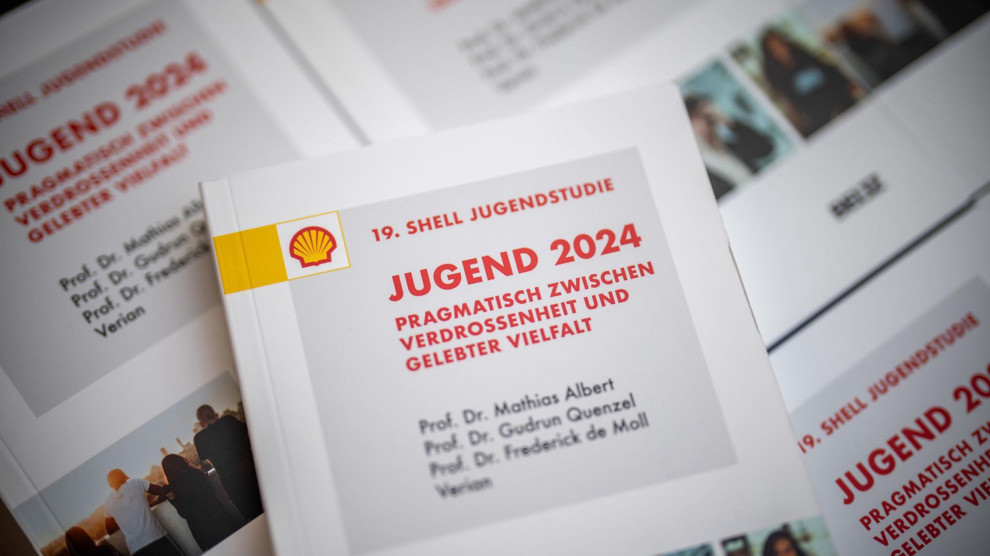 15.10.2024, Berlin: Das Cover der gedruckten Shell Jugendstudie 2024, aufgenommen bei der Vorstellung der 19. Shell Jugendstudie auf der Bundespressekonferenz.