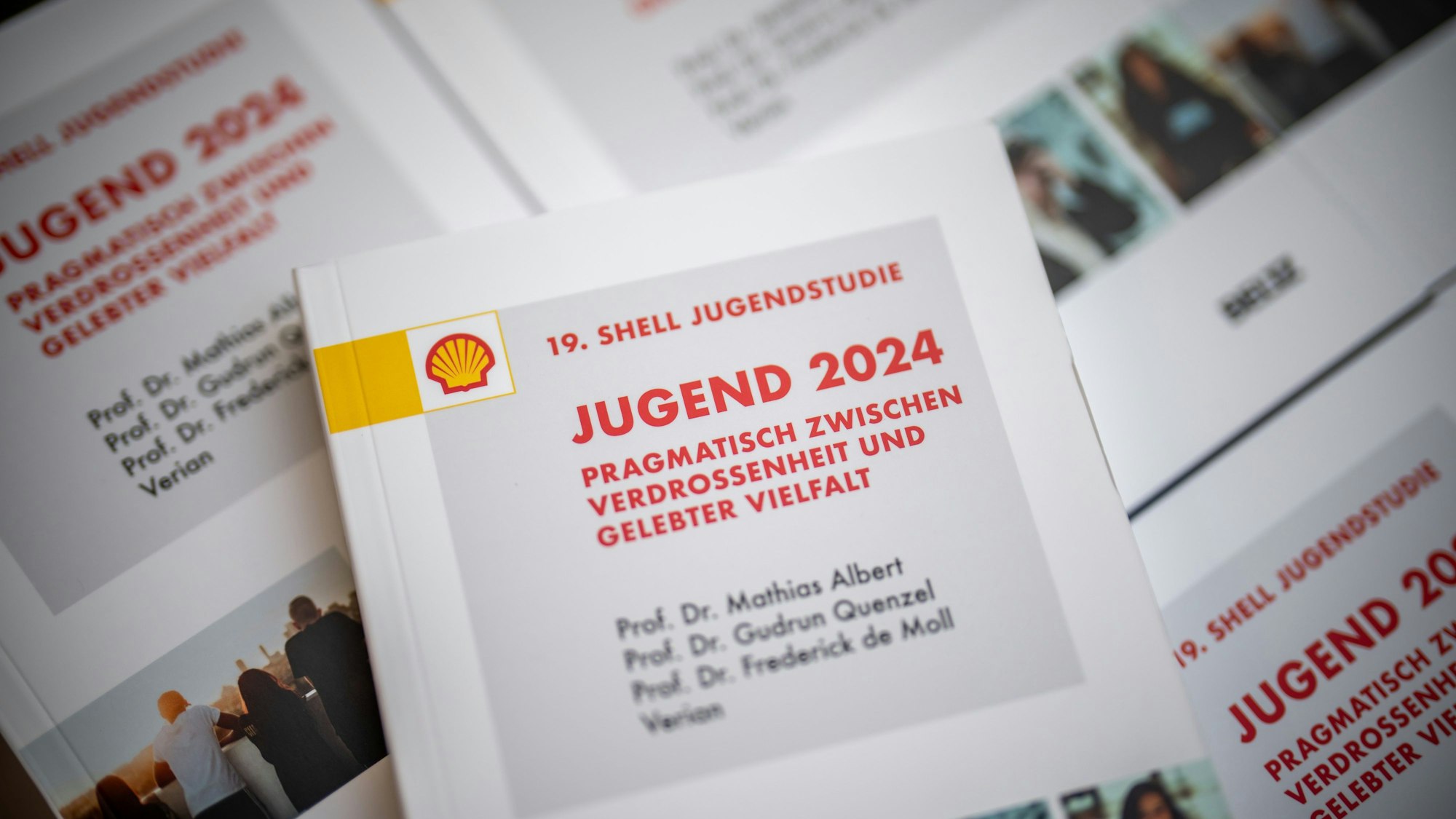 15.10.2024, Berlin: Das Cover der gedruckten Shell Jugendstudie 2024, aufgenommen bei der Vorstellung der 19. Shell Jugendstudie auf der Bundespressekonferenz.