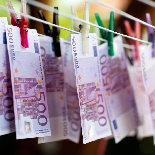 An einem Wäscheständer hängen mit Klammern befestigt Geldscheine