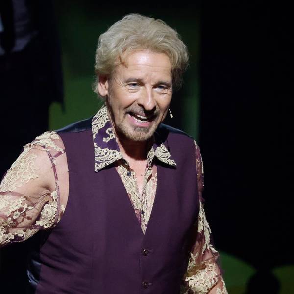 Moderator Thomas Gottschalk kommt zu Beginn der ZDF-Show „Wetten, dass..?“ auf die Bühne.