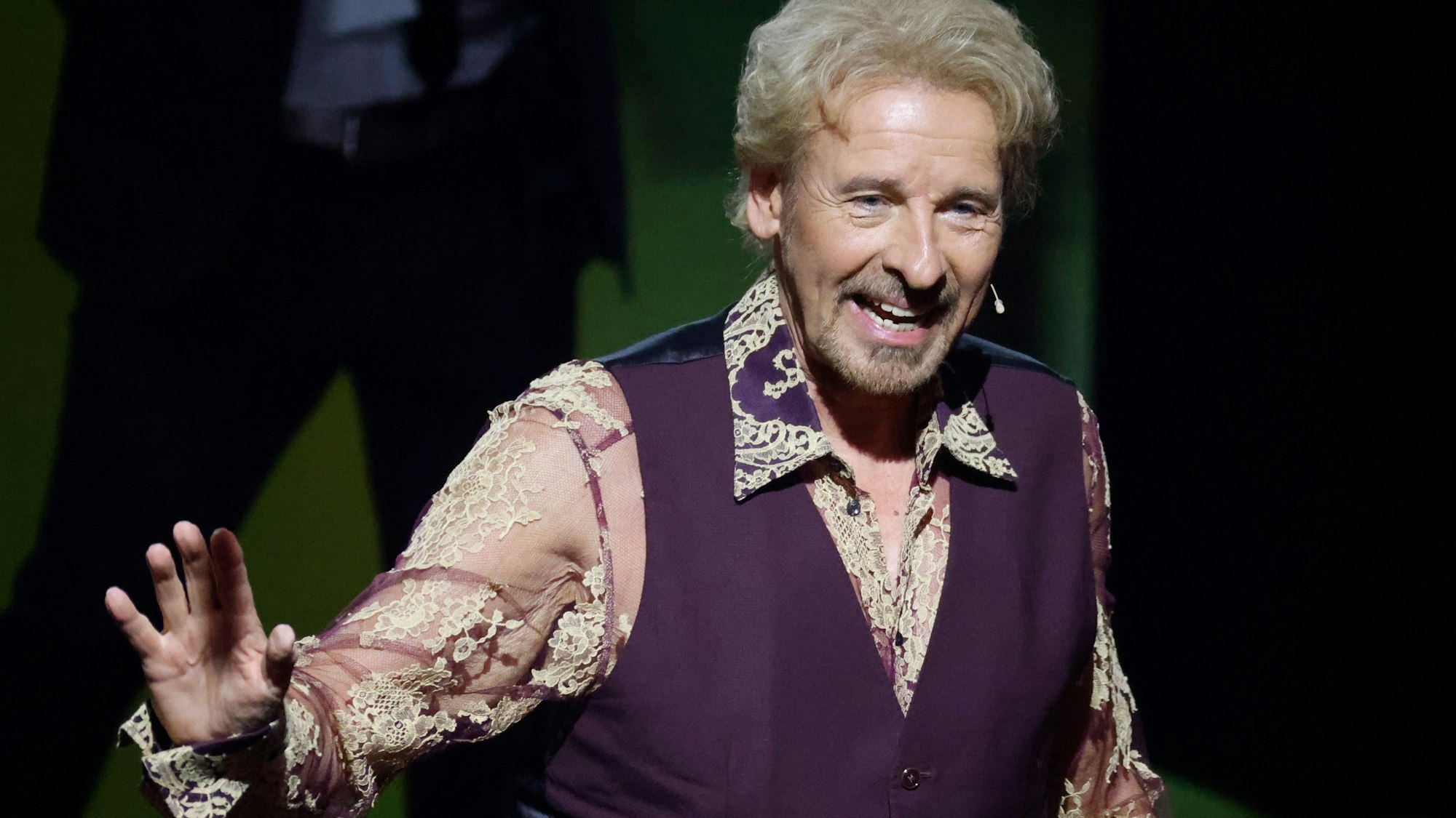 Moderator Thomas Gottschalk kommt zu Beginn der ZDF-Show „Wetten, dass..?“ auf die Bühne.