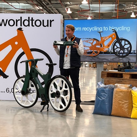 Sven Terhardt, Head of Product and Sales beim Kölner Kunststoffhersteller Igus, bei der Vorstellung des recycelten "igus bike".
