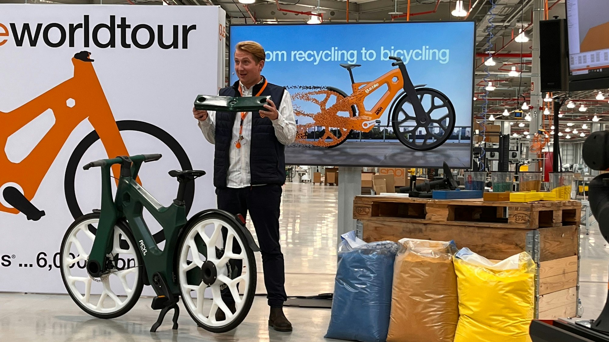 Sven Terhardt, Head of Product and Sales beim Kölner Kunststoffhersteller Igus, bei der Vorstellung des recycelten "igus bike".