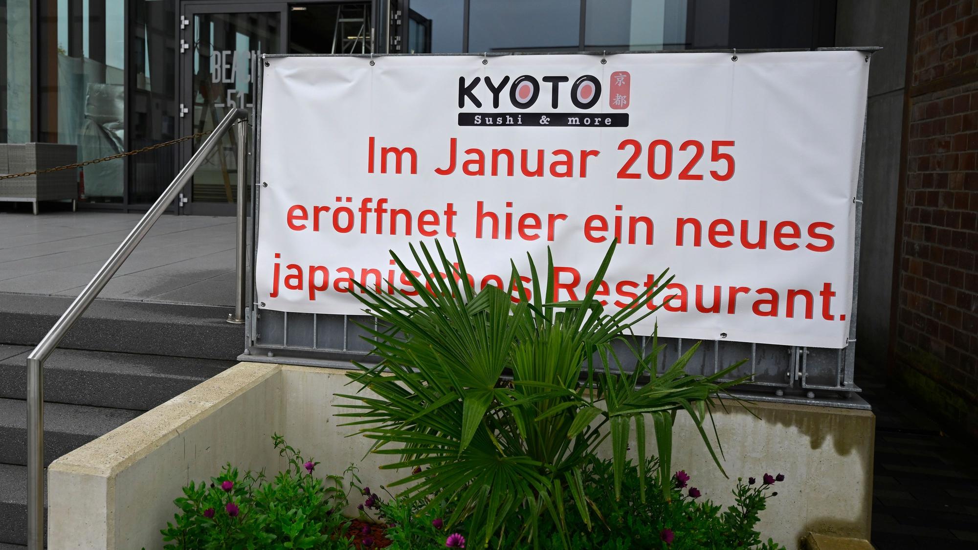 Ein Plakat vor der Halle 31 weist auf ein japanisches Restaurant hin, das dort im Januar 2025 entstehen soll.