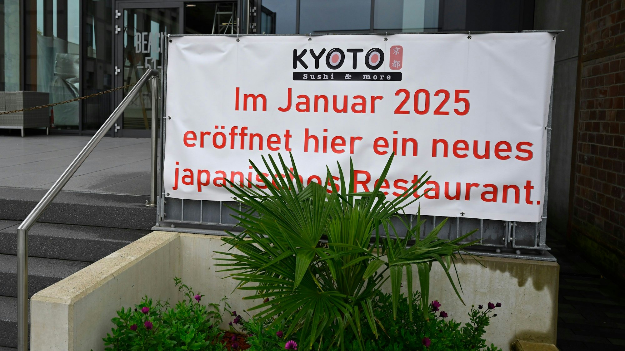 Ein Plakat vor der Halle 31 weist auf ein japanisches Restaurant hin, das dort im Januar 2025 entstehen soll.