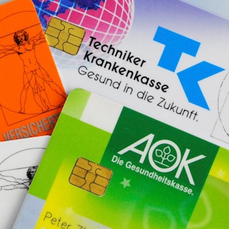 Krankenkassenkarten von gesetzlichen Krankenkassen liegen in Berlin auf einem Tisch.