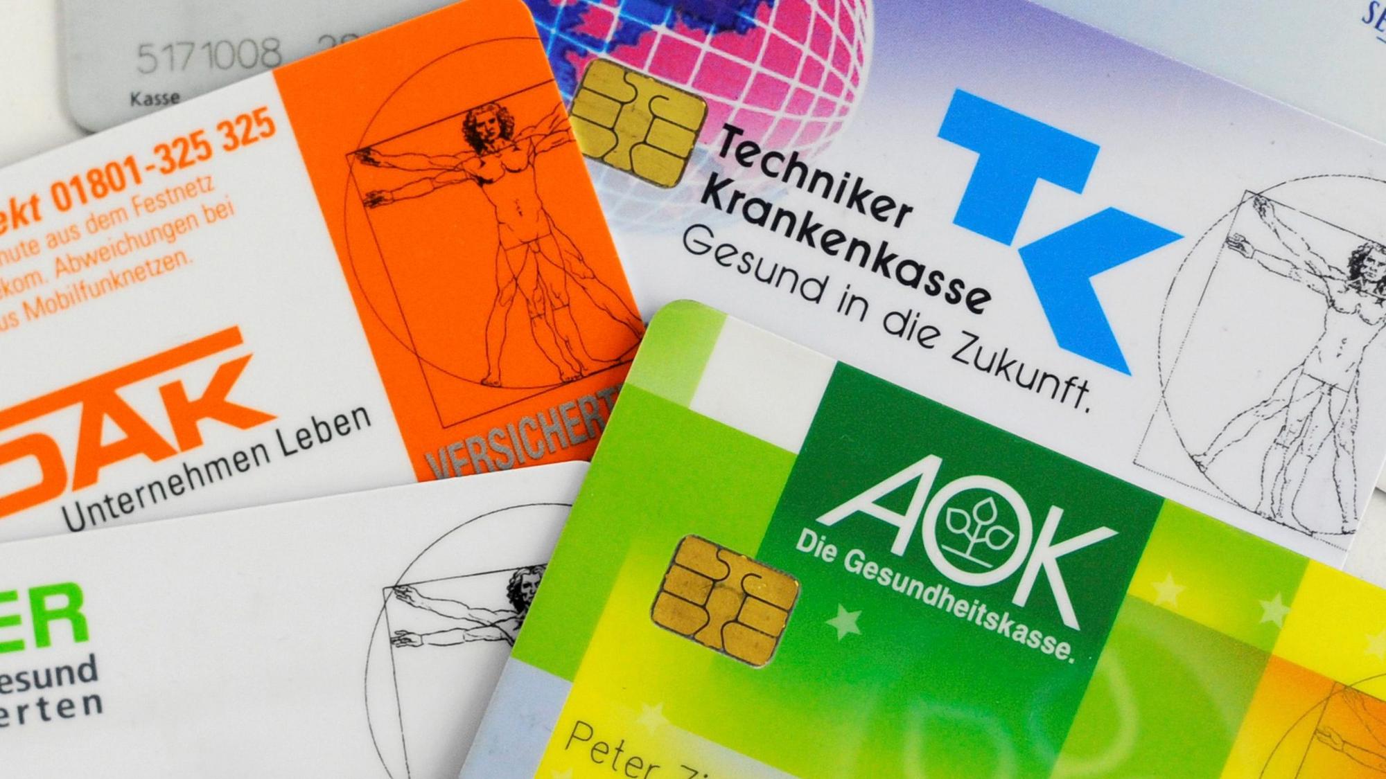 Krankenkassenkarten von gesetzlichen Krankenkassen liegen in Berlin auf einem Tisch.