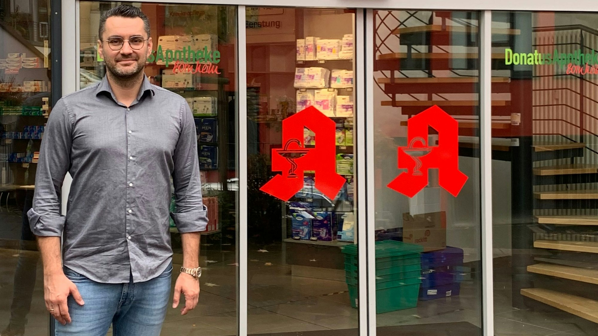 Der Apotheker Christoph Matuschik vor seiner Donatus-Apotheke in Bornheim.