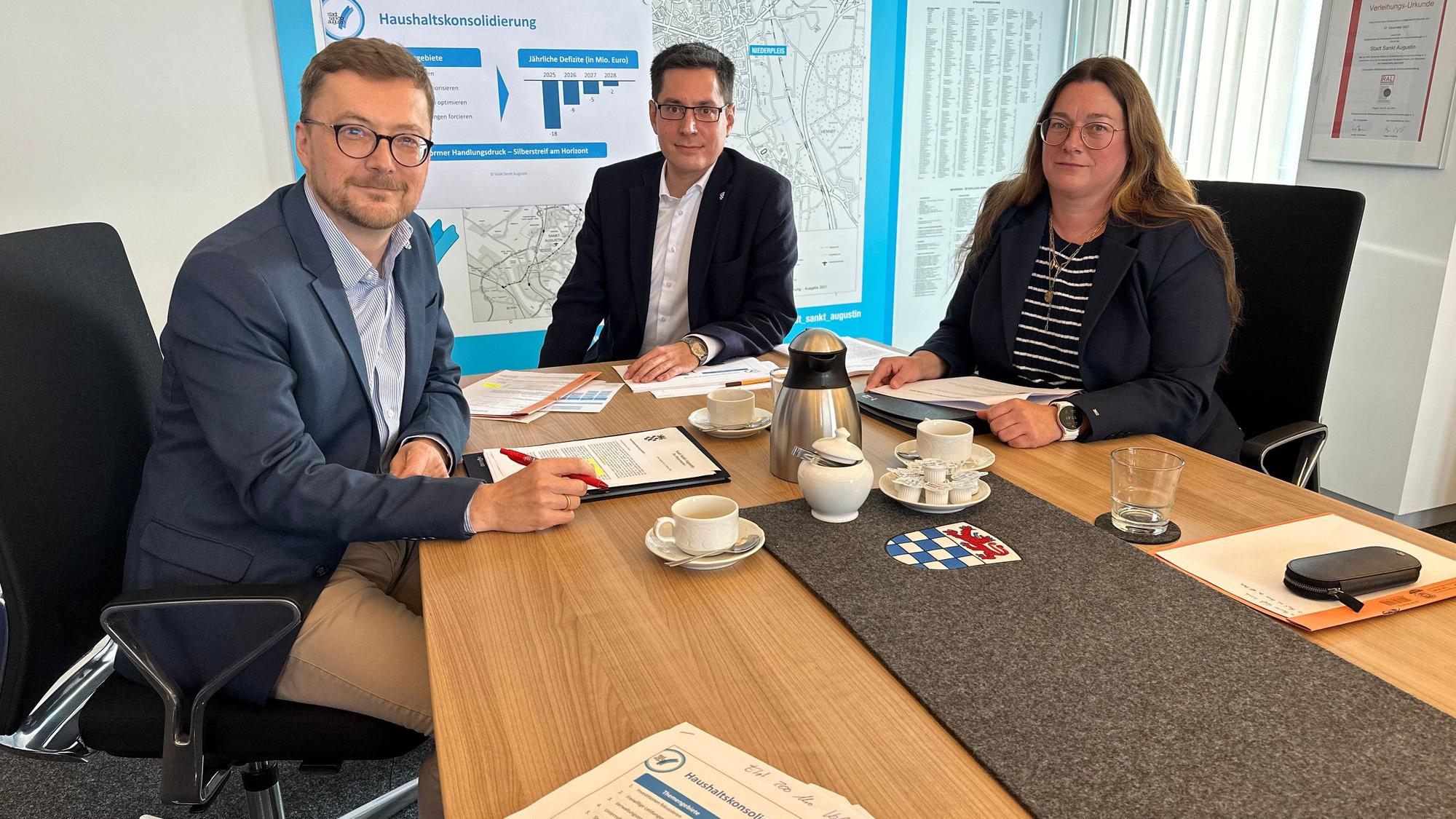 Bürgermeister Dr. Max Leitterstorf (M.) stellt den Etatatentwurf für 2025 der Verwaltung in einer Pressekonferenz vor. Links außen der Erste Beigeordnete Dr. Martin Eßer, rechts außen Kämmerin Claudia Seidl.