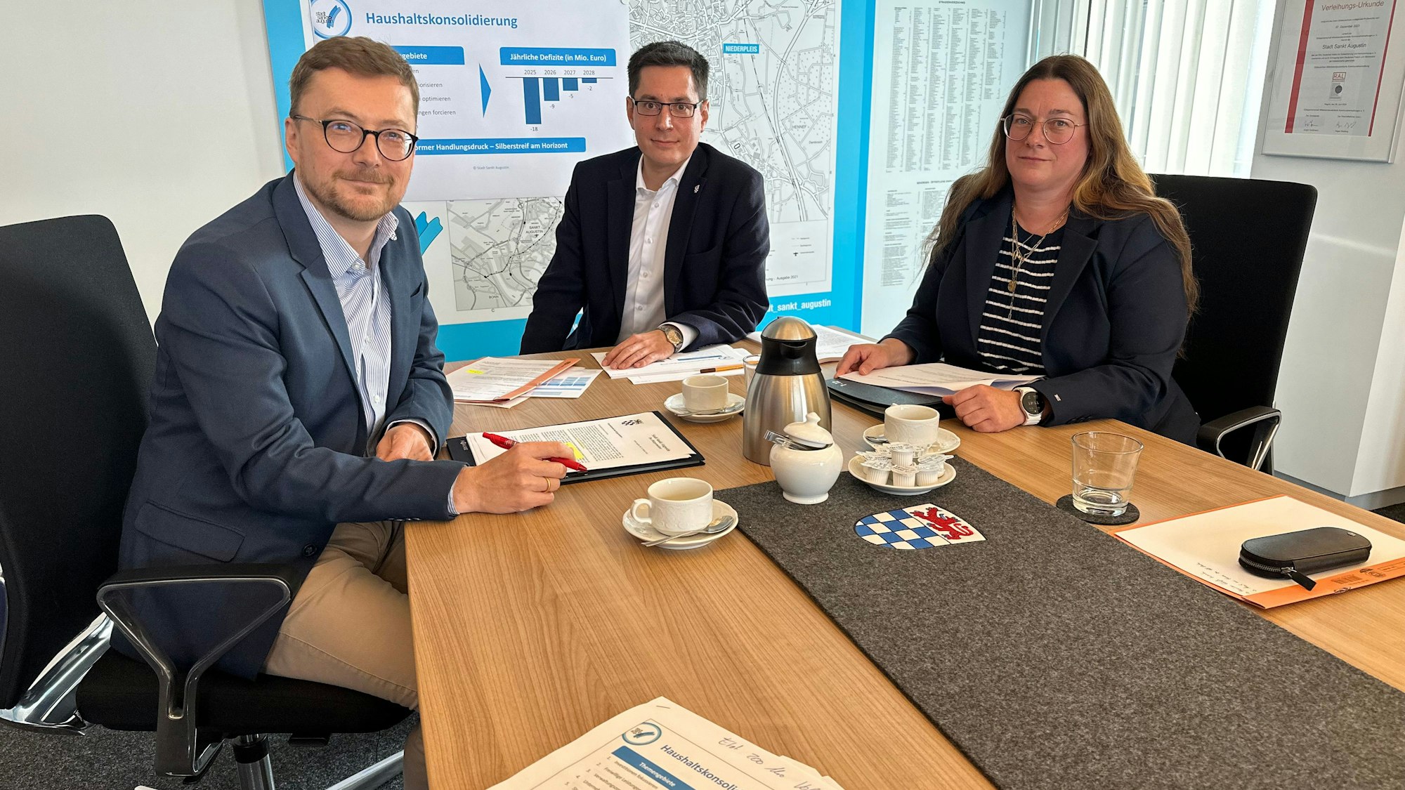 Bürgermeister Dr. Max Leitterstorf (M.) stellt den Etatatentwurf für 2025 der Verwaltung in einer Pressekonferenz vor. Links außen der Erste Beigeordnete Dr. Martin Eßer, rechts außen Kämmerin Claudia Seidl.