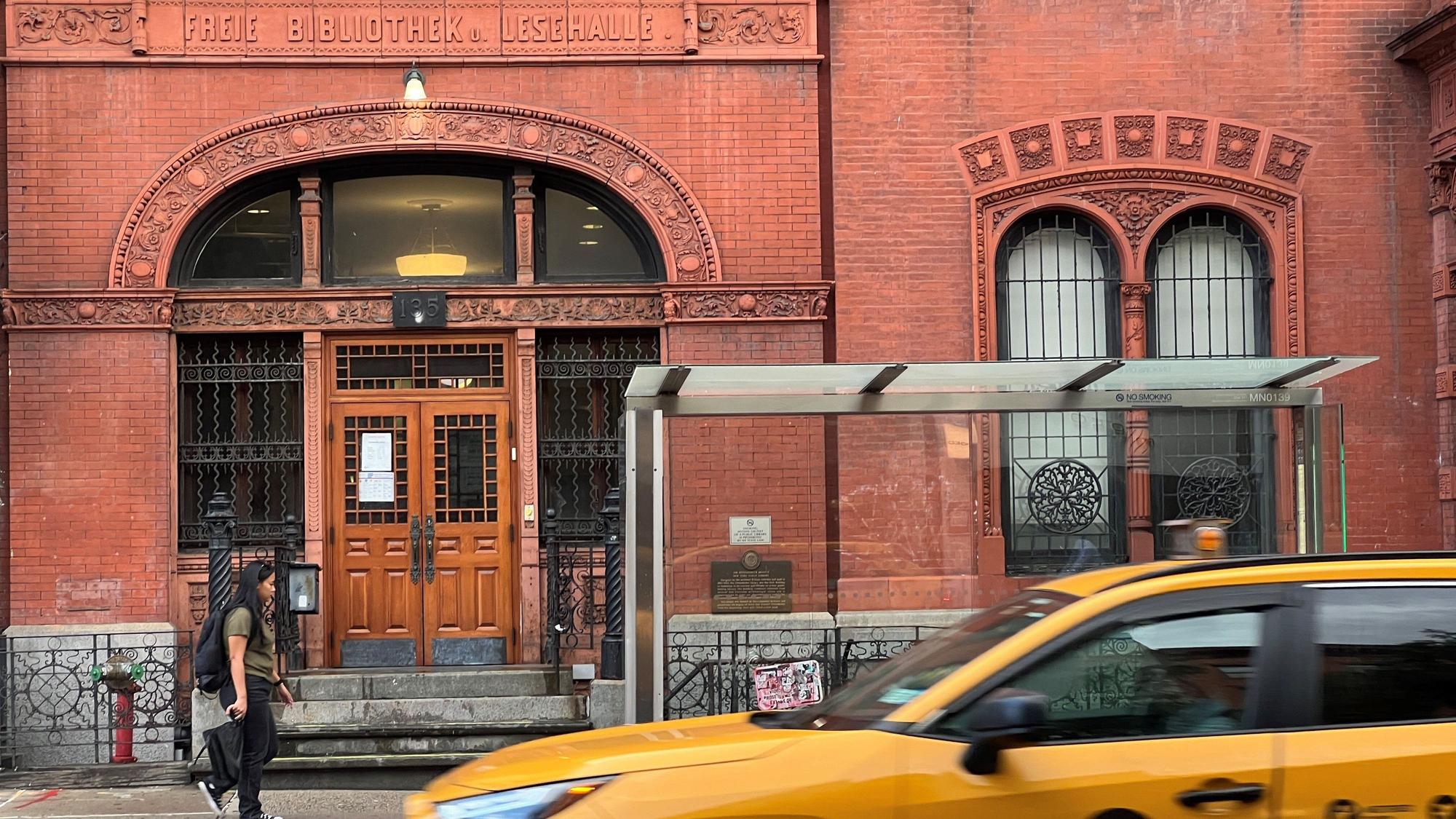 ARCHIV - 19.08.2024, USA, New York: Ein Taxi fährt vor der Ottendorfer Bücherei in New York.