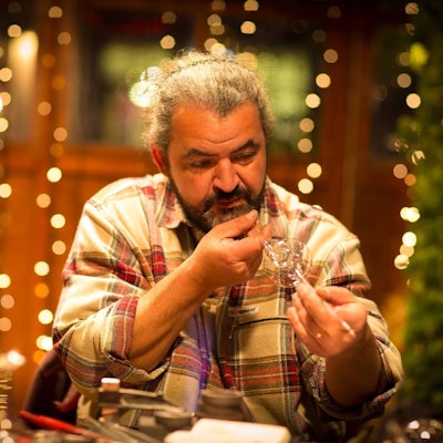 Ein Glasbläser zeigt auf einem Weihnachtsmarkt seine Kunst.