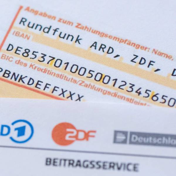 27.02.2024, Sachsen, Dresden: Ein Anschreiben zur Anmeldung für die Rundfunkgebühren liegt auf einem Überweisungsträger.