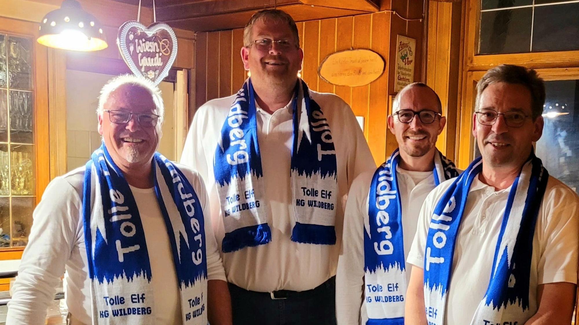 Gruppenfoto des neuen Dreigestirns: (v.l.) Prinz Stephan I. (Hardt), Bauer Rene Kesseler und Jungfrau Franka (Frank Ruhig) mit Präsident Georg Freund.
