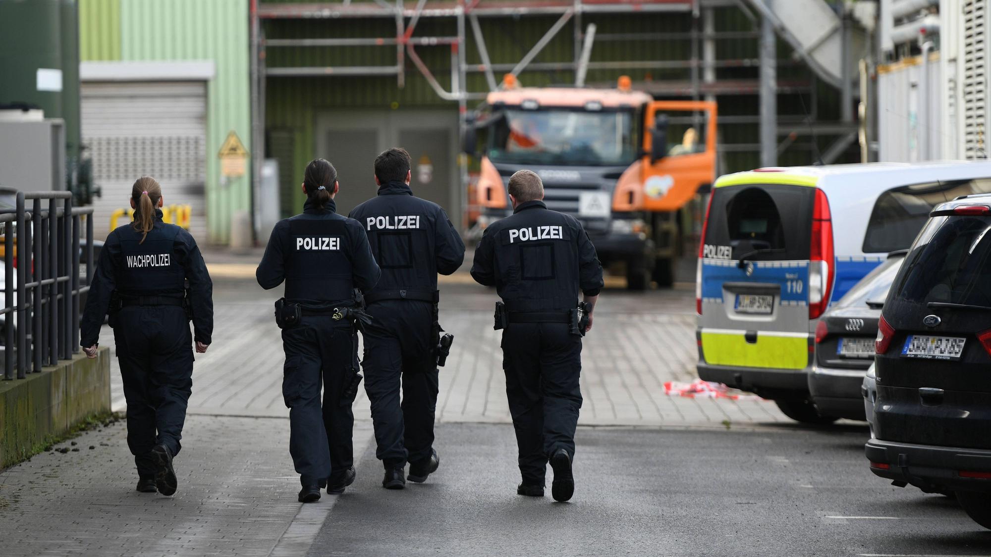 Polizistinnen und Polizisten machen sich auf den Weg zu einer Müllkippe, um sie zu durchsuchen.