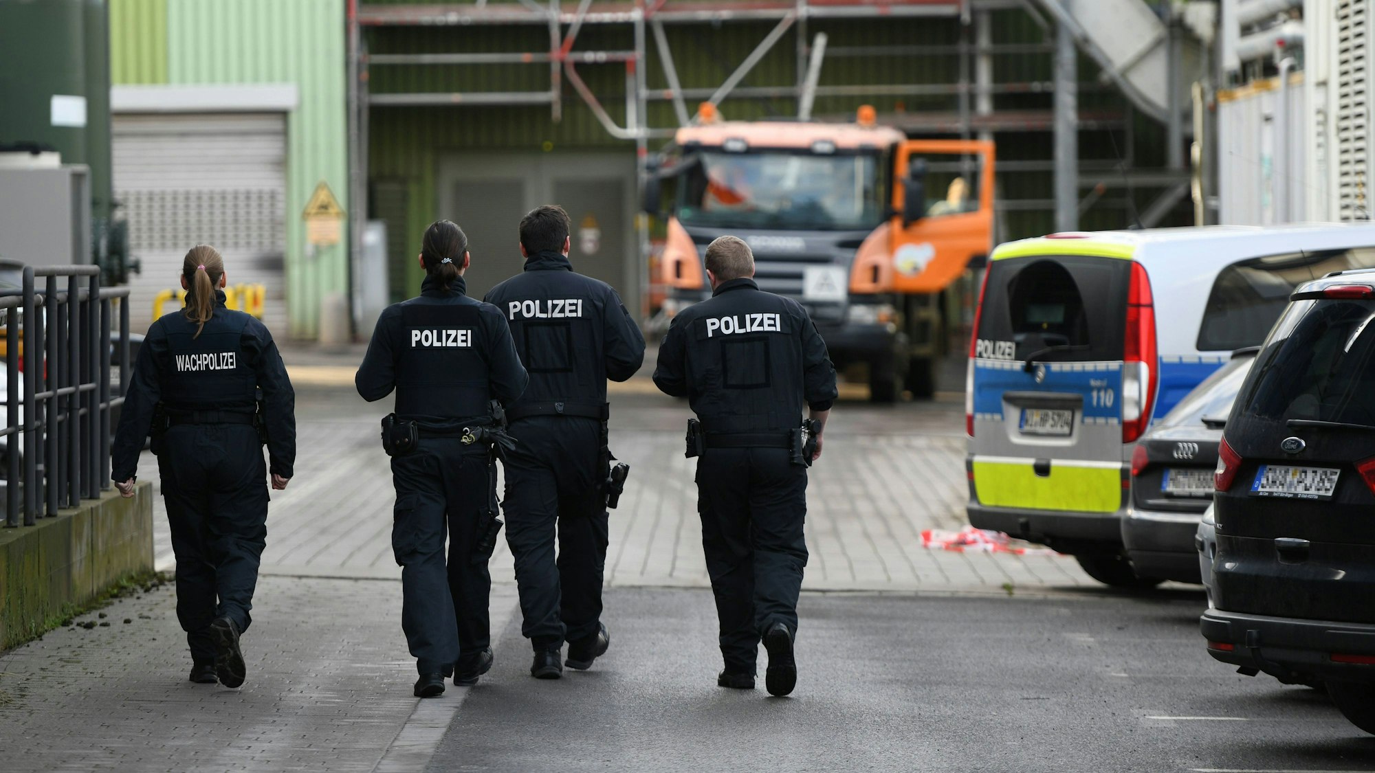 Polizistinnen und Polizisten machen sich auf den Weg zu einer Müllkippe, um sie zu durchsuchen.