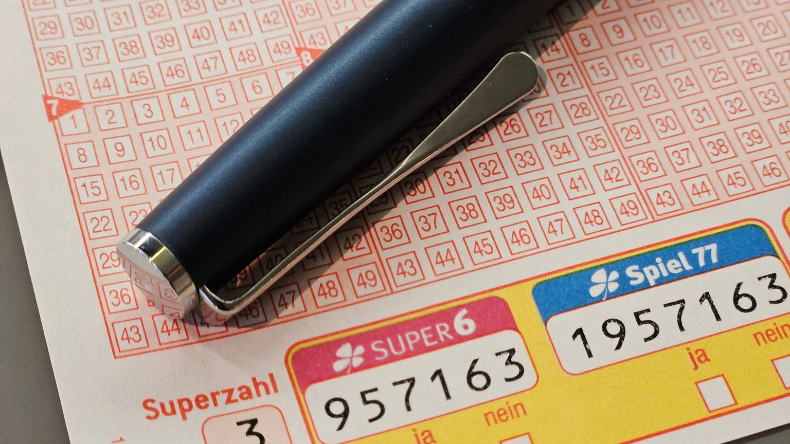 Von insgesamt neun Gewinnklassen bei LOTTO 6aus49 spielt die Superzahl für fünf eine wichtige Rolle: Die Superzahl kommt bei zwei, drei, vier, fünf und sechs Richtigen ins Spiel!