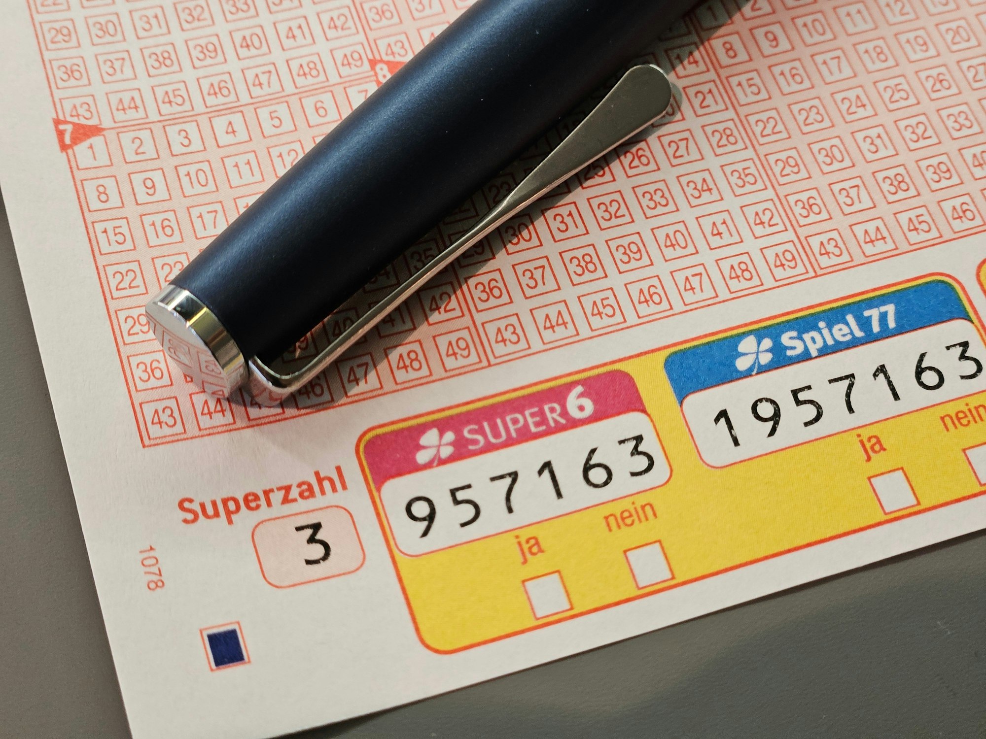 Von insgesamt neun Gewinnklassen bei LOTTO 6aus49 spielt die Superzahl für fünf eine wichtige Rolle: Die Superzahl kommt bei zwei, drei, vier, fünf und sechs Richtigen ins Spiel!