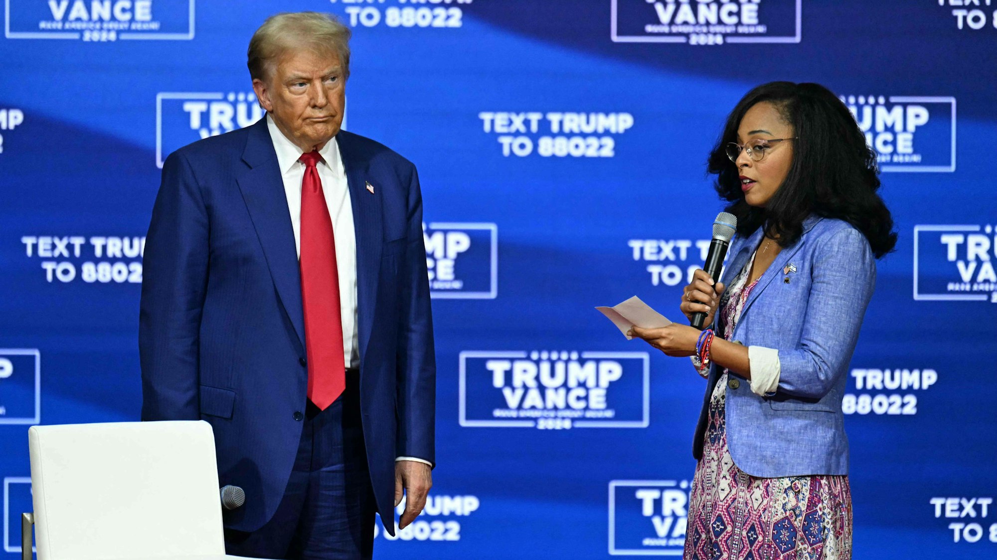 Ex-US-Präsident Donald Trump hört sich bei einer Wahlkampfveranstaltung in Pennsylvania eine Frage aus dem Publikum an.