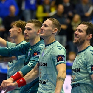 Die Handballer des VfL Gummersbach freuen sich und klatschen ins Publikum.