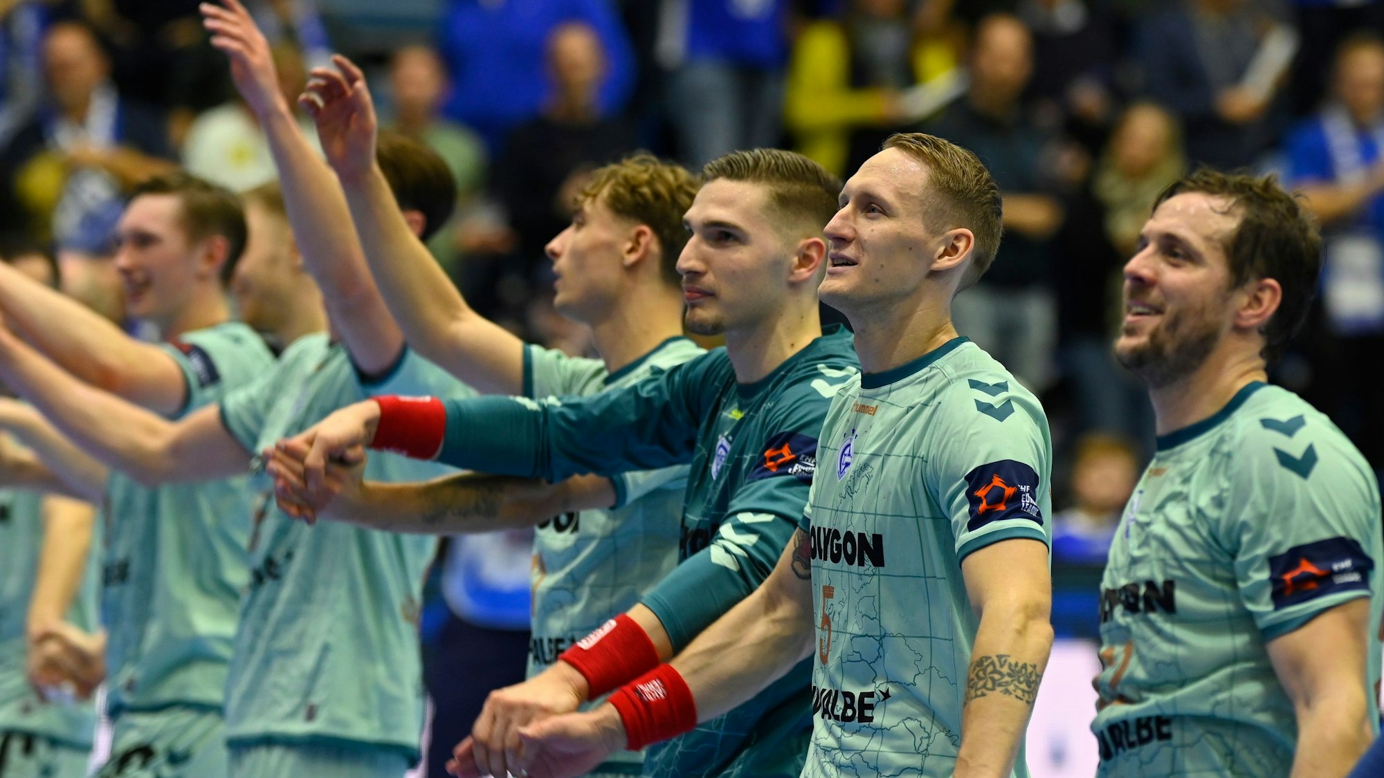 Die Handballer des VfL Gummersbach freuen sich und klatschen ins Publikum.