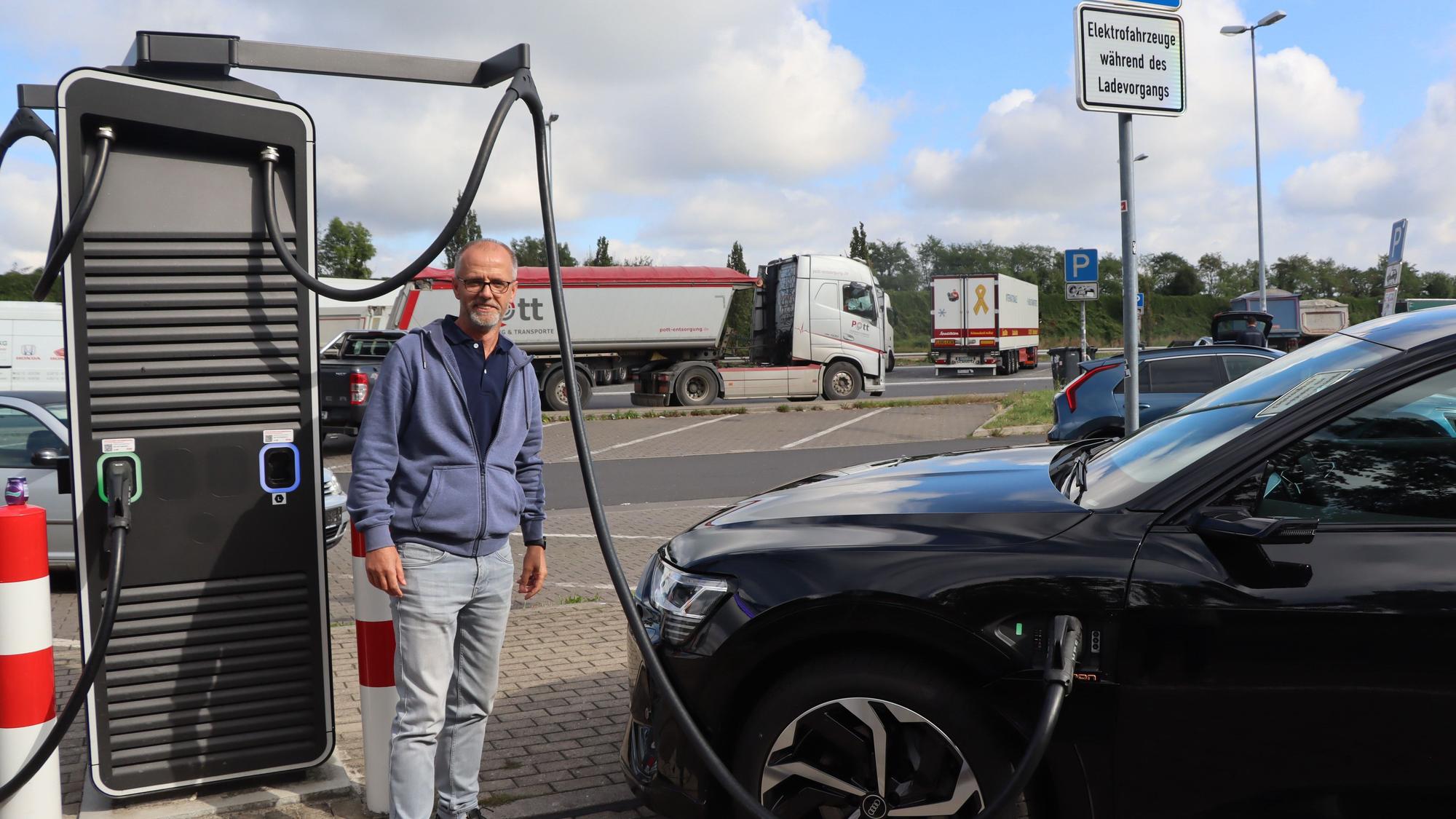 Der ADAC kritisiert die mangelhafte Ladeinfrastruktur an vielen Rastplätzen.