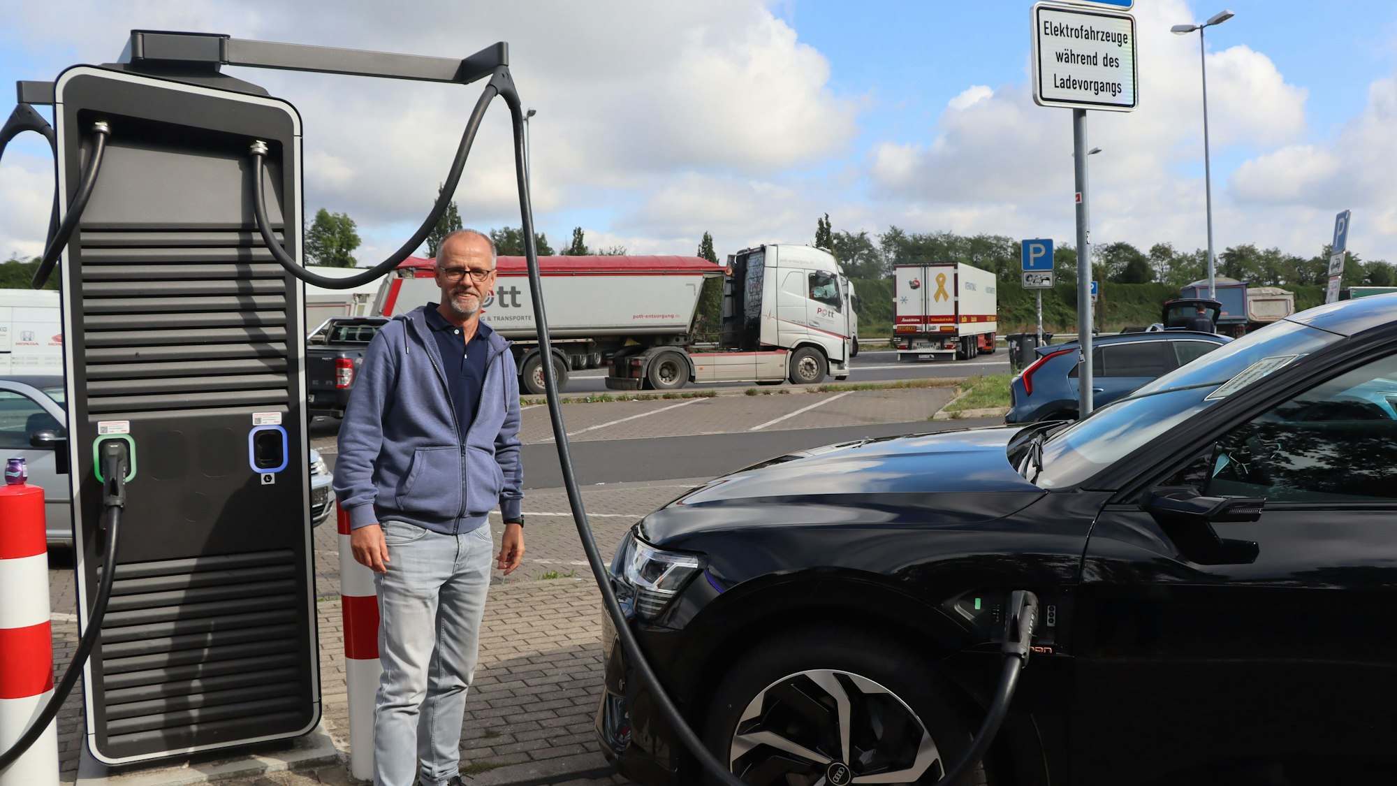Der ADAC kritisiert die mangelhafte Ladeinfrastruktur an vielen Rastplätzen.