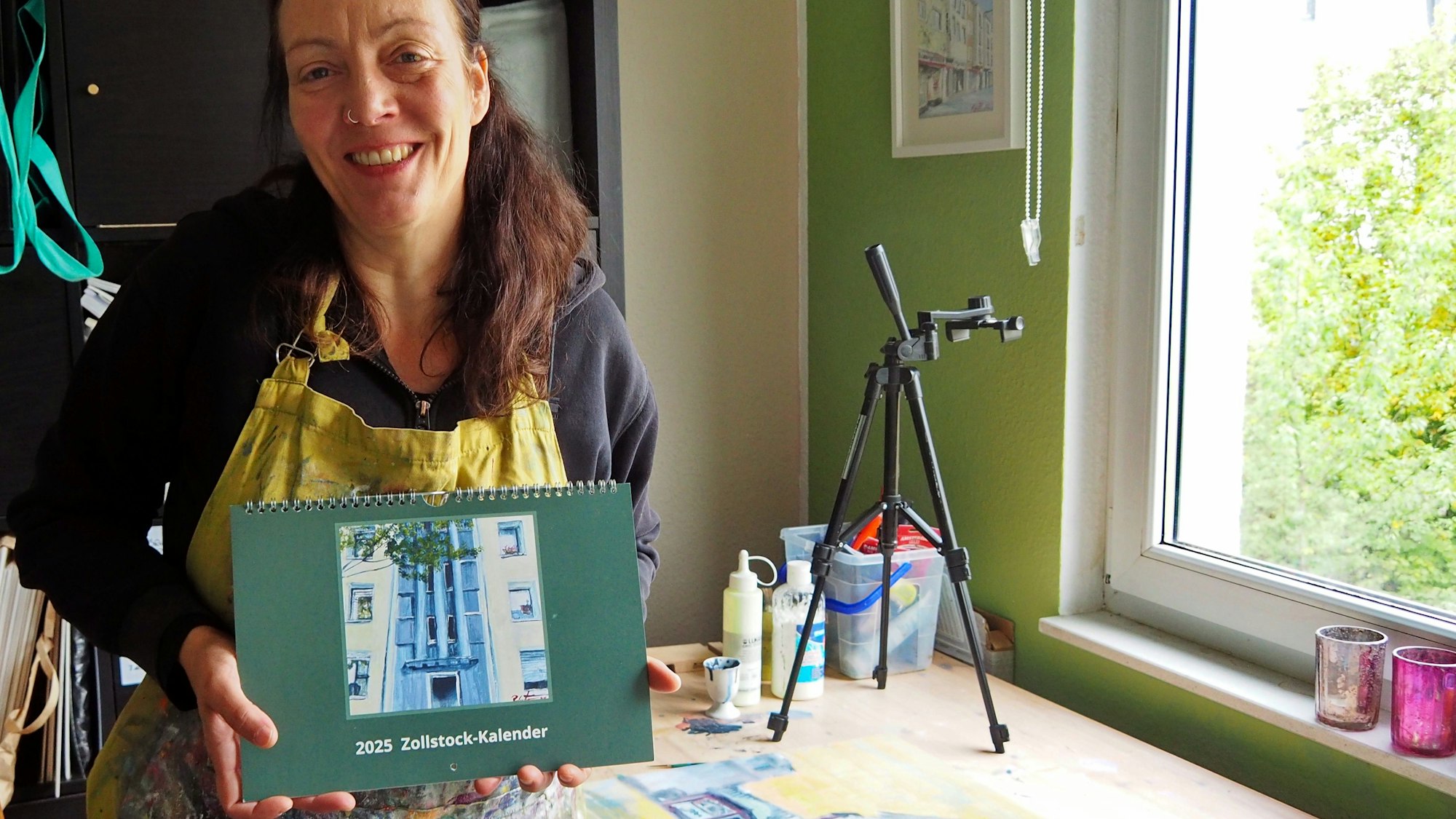 Renate Geiter hat ihren neuen Zollstock-Kalender fertig.