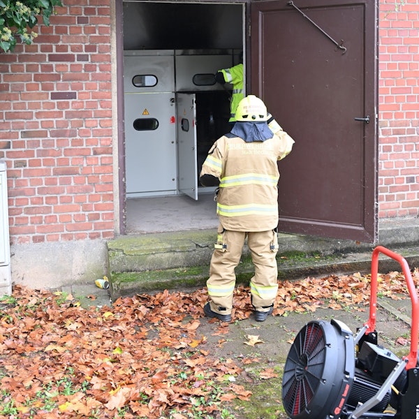 Das Bild zeigt einen Feuerwehrmann vor einem Schaltkasten.