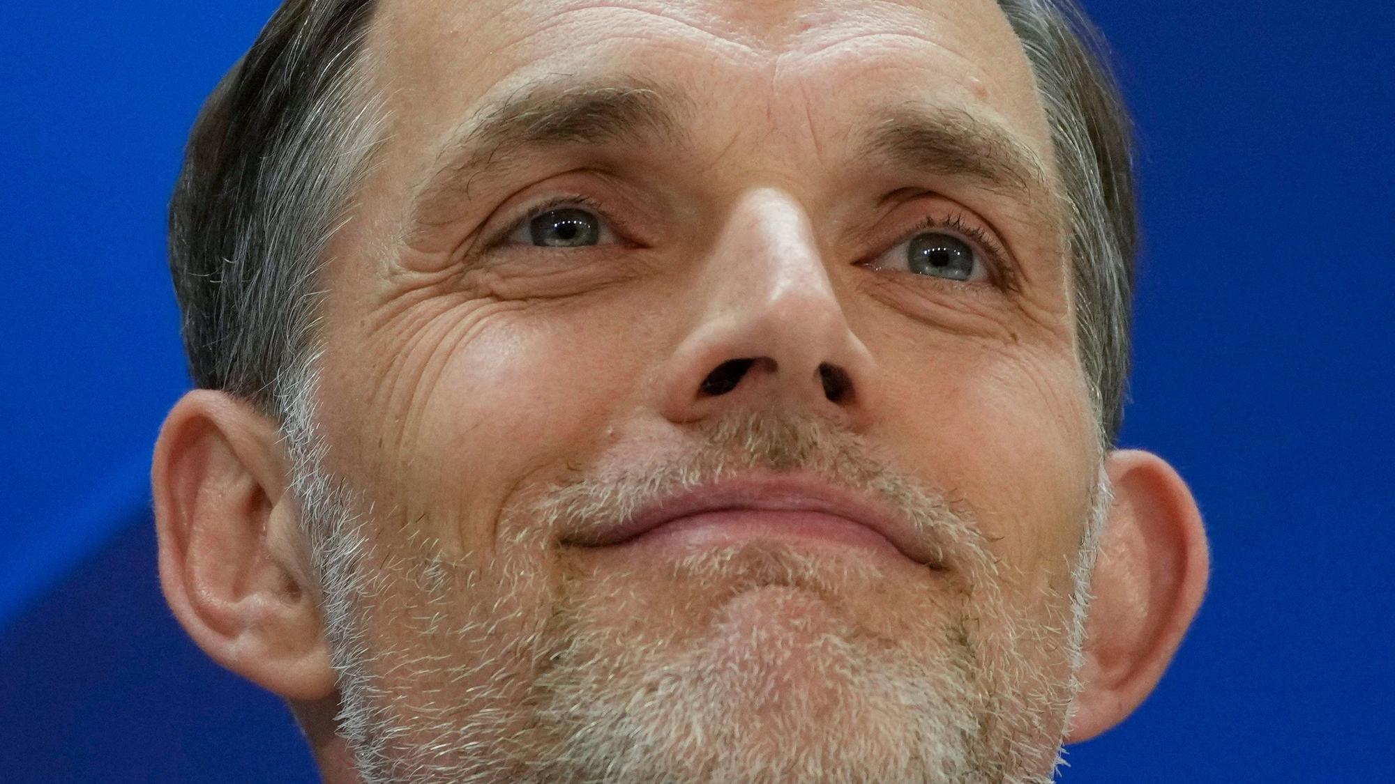 Thomas Tuchel hält während einer Pressekonferenz im Santiago Bernabeu Stadion inne.