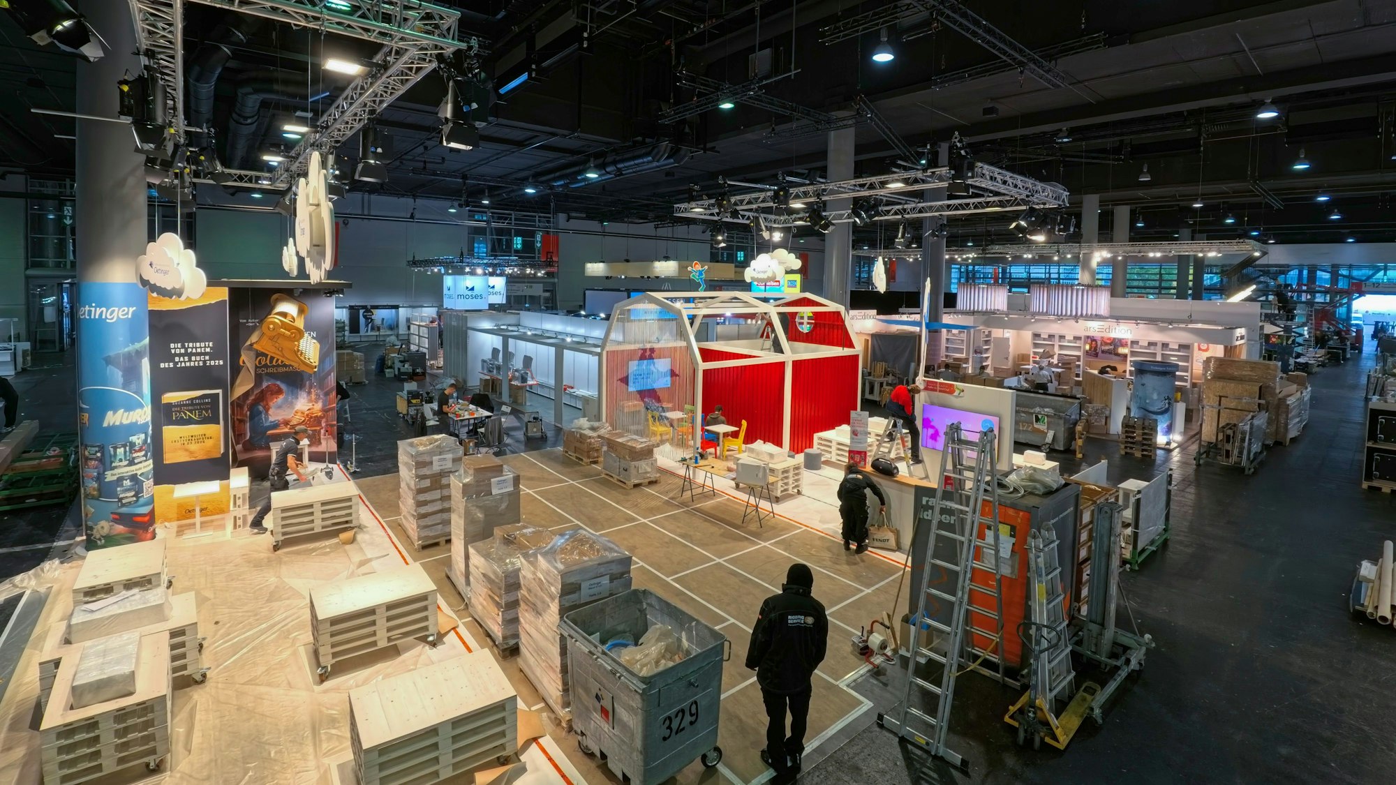 15.10.2024, Hessen, Frankfurt/Main: Die Aussteller treffen letzte Vorbereitungen für die Buchmesse. Die 76. Frankfurter Buchmesse findet vom 16. - 20. Oktober 2024 statt. Foto: Andreas Arnold/dpa +++ dpa-Bildfunk +++