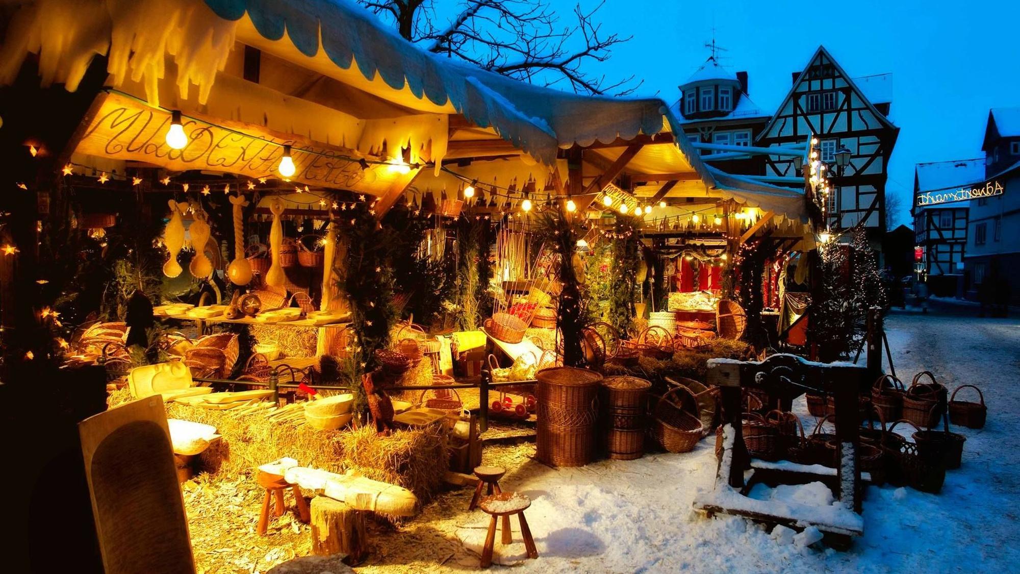 Blick auf einen Weihnachtsmarkt im Dunkeln.