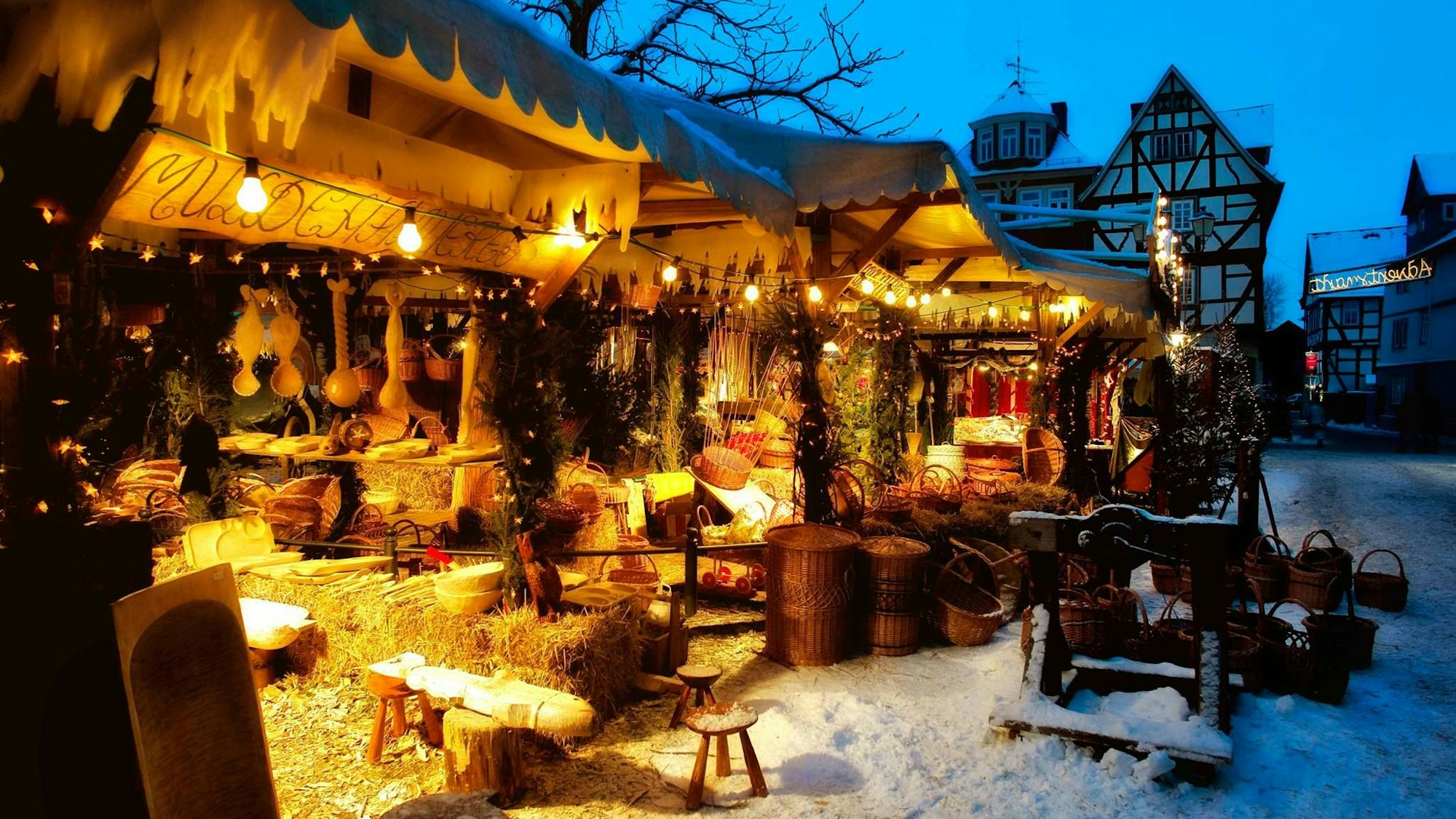 Blick auf einen Weihnachtsmarkt im Dunkeln.