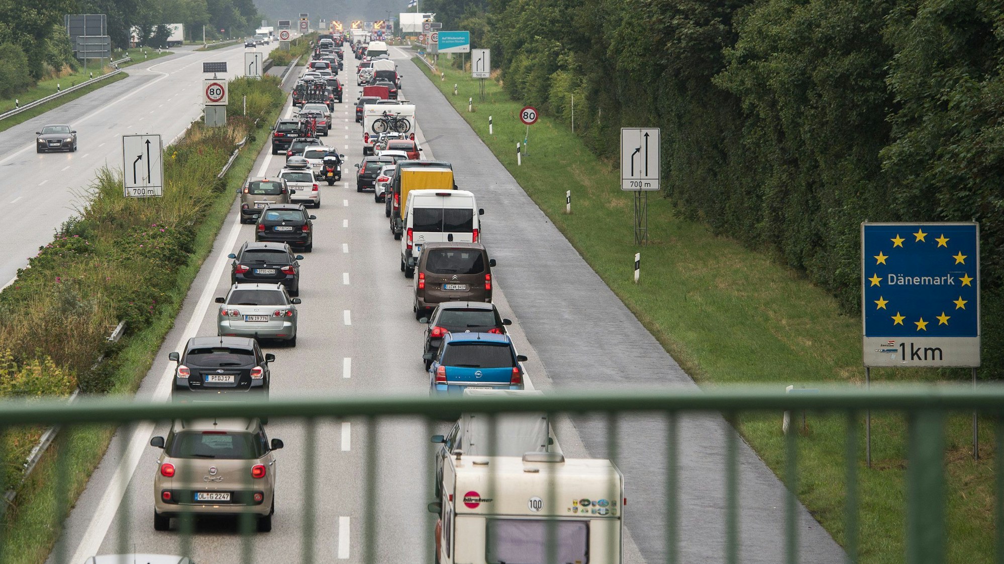 Fahrzeuge stauen sich bei Flensburg an der Grenze auf der Autobahn 7 in Richtung Dänemark.